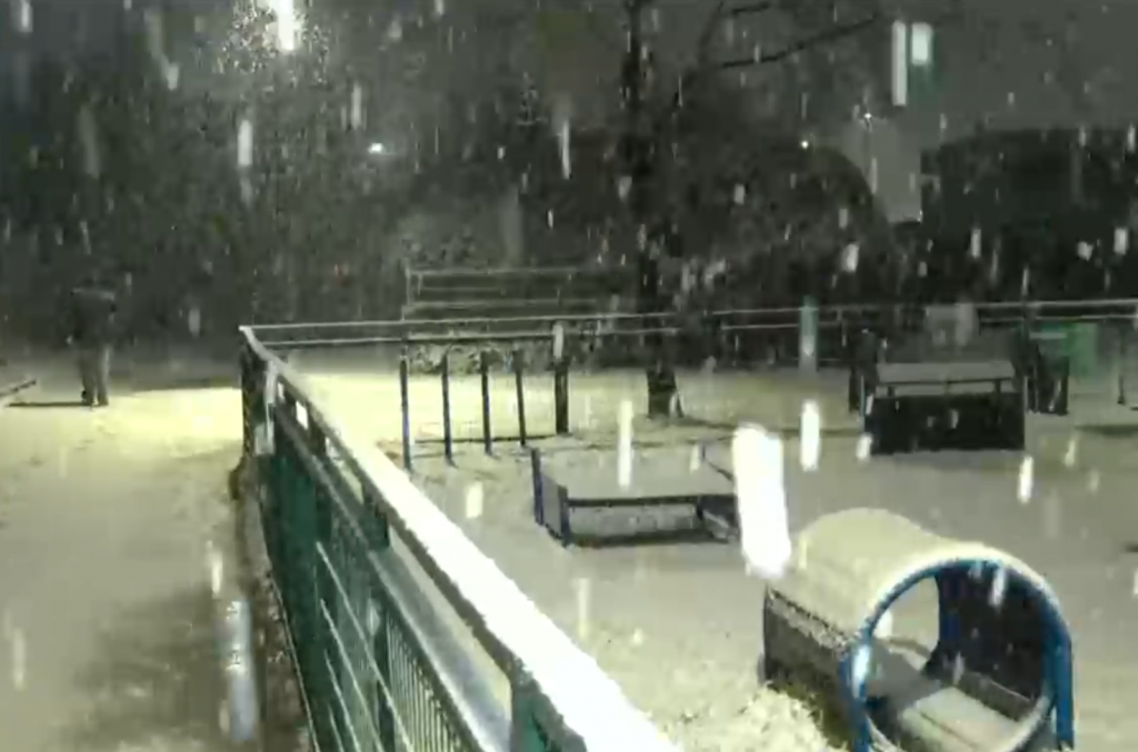Comienza a nevar en la Región Metropolitana: Revisa los videos que ha dejado la nieve en Santiago