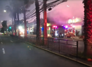 Incendio en La Cisterna: Llamas afectan a un restaurante y una botillería