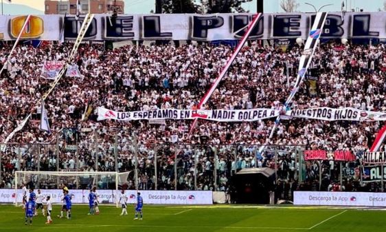 El comentado lienzo de la Garra Blanca con mensaje a Independiente