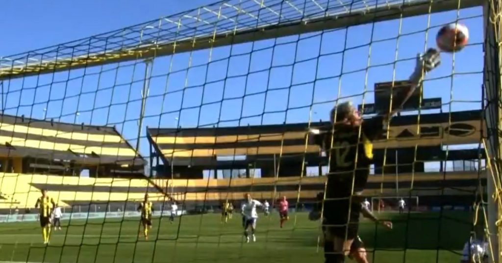 Brayan Cortés debuta en Peñarol como titular con un tapadón y victoria ante Nacional