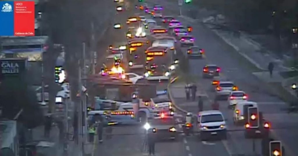 Bus Red colisiona y genera cortes de luz en Providencia y Las Condes