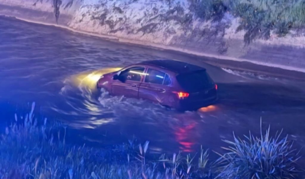 Conductora que aprendía a manejar con su pareja cayó al Canal San Carlos