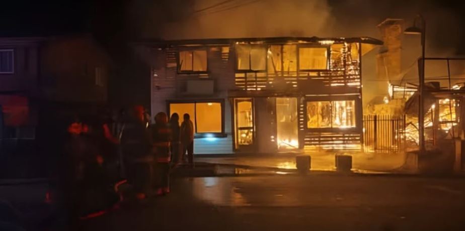 Investigan causas de incendio en Futrono que dejó un fallecido y destruyó dos inmuebles