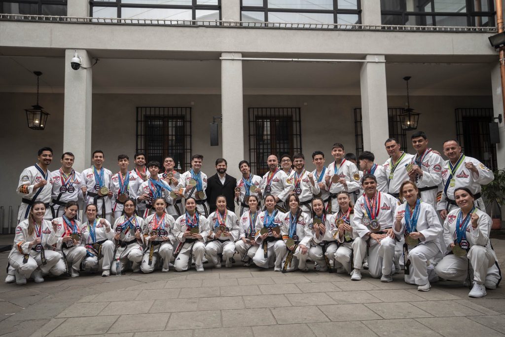 Presidente Boric recibe en La Moneda a la delegación chilena campeona del mundial de Taekwondo
