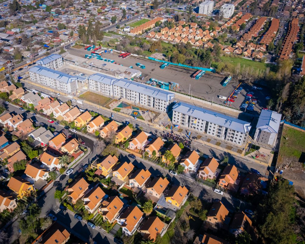 144 familias de Peñalolén reciben las llaves de sus nuevas viviendas