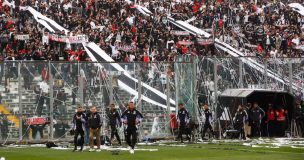 Hincha de Colo-Colo muere tras caer del techo del Estadio Monumental durante el Superclásico