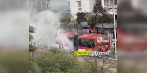 Incendio en bus de transporte público genera emergencia en Providencia