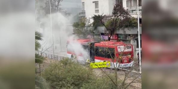 Incendio en bus de transporte público genera emergencia en Providencia