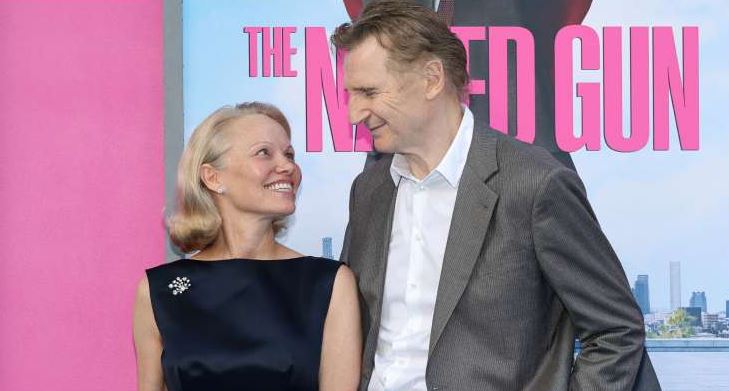 El romance de Pamela Anderson y Liam Neeson: química entre actores despierta rumores