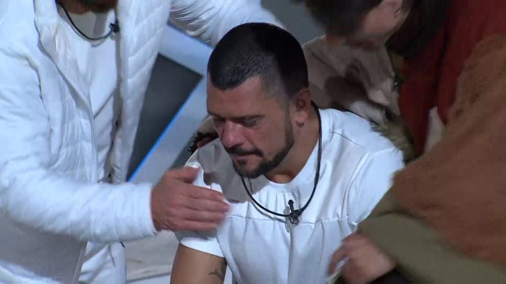 Mundos Opuestos: El misterioso regalo que hizo llorar a Juan Pedro el día de su cumpleaños