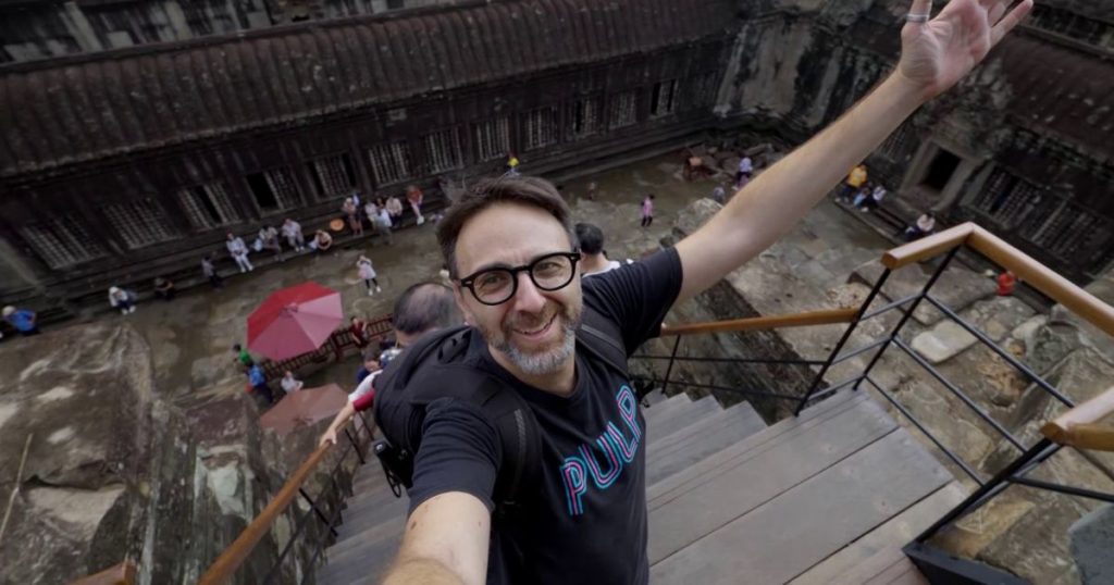 “Siempre hay un chileno” vuelve con Marcelo Kiwi: templo milenario, tarántulas y Angelina Jolie