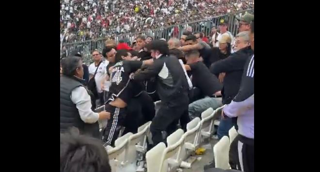 Hinchas de Colo Colo protagonizaron violenta pelea en el Monumental 