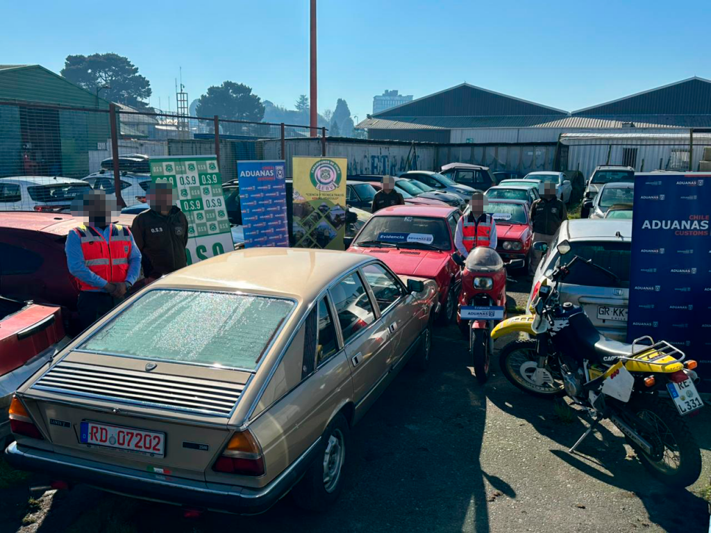 Aduanas y Carabineros incautan 6 autos de colección, un motorhome y 3 motos