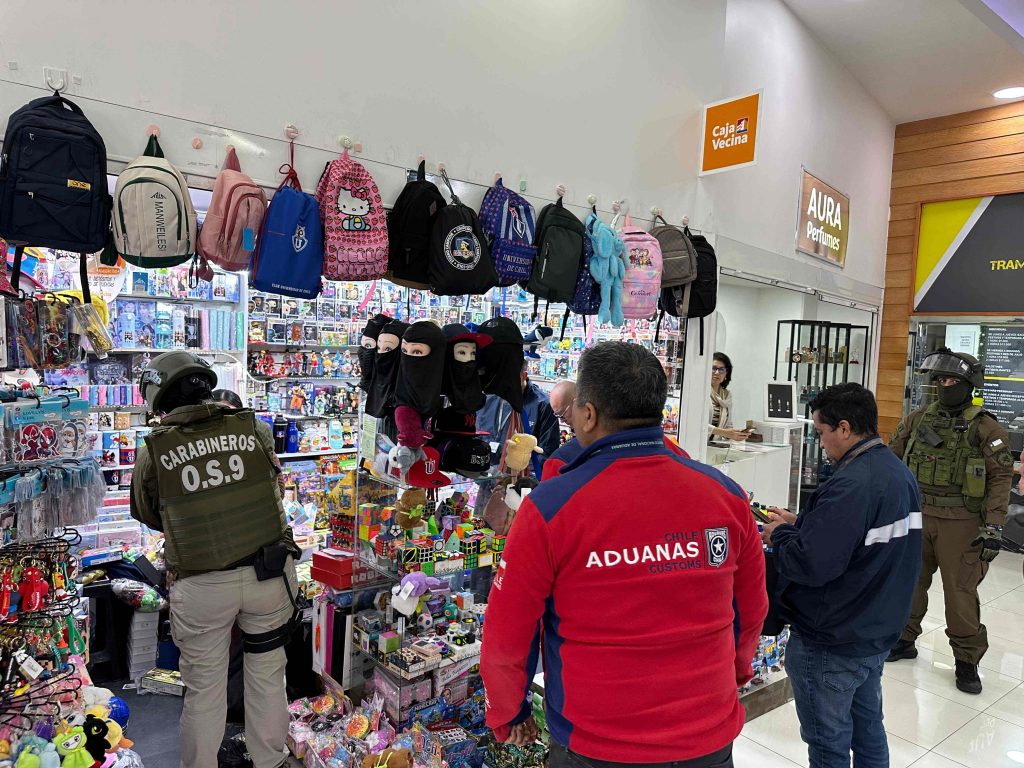 Fiscalización en mall de Puerto Montt terminó con 11 detenidos y la incautación de más de 2.700 productos falsificados
