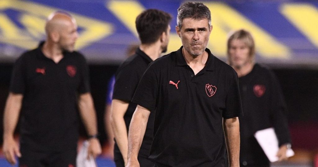 DT de Independiente explota en conferencia e ironiza con duelo contra la Universidad de Chile: 