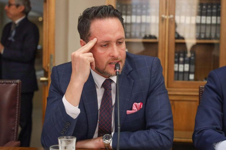 Alcaldes respaldan proyecto para reforzar fiscalización de ópticas y combatir negocios fachada