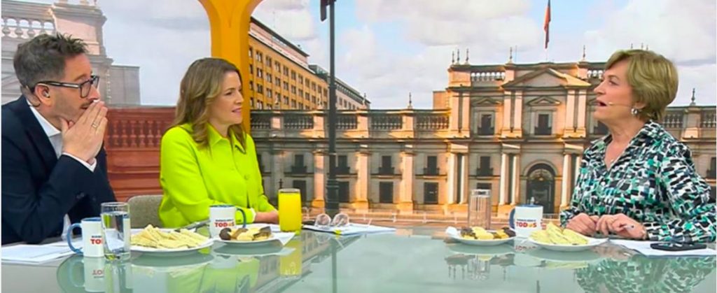 ¡Explosivo cruce en vivo! Evelyn Matthei destroza a TVN y Monserrat Álvarez la enfrenta cara a cara