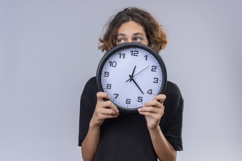 Consejos para adaptarse rápido al cambio de hora y mantener tu energía