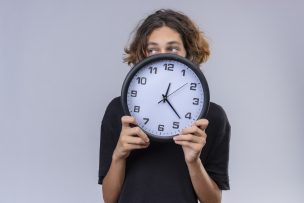 Consejos para adaptarse rápido al cambio de hora y mantener tu energía