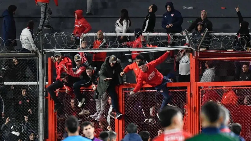 Robo de bandera desata caos en Independiente: Así comenzó la batalla entre hinchas