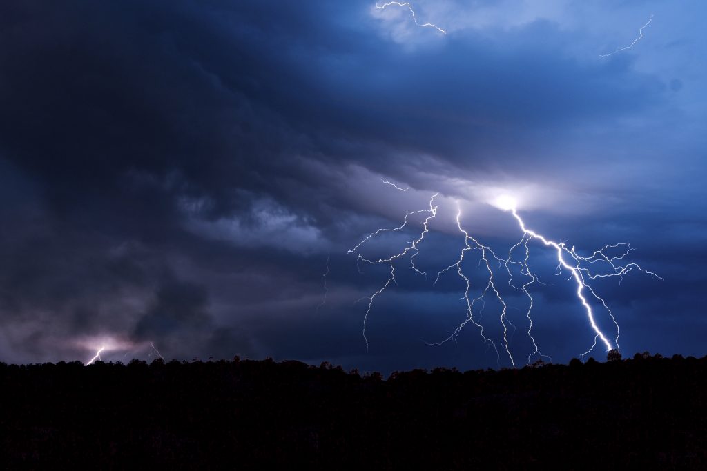 El sistema frontal no cesa: probables tormentas eléctricas y granizos se extenderán hasta esta tarde