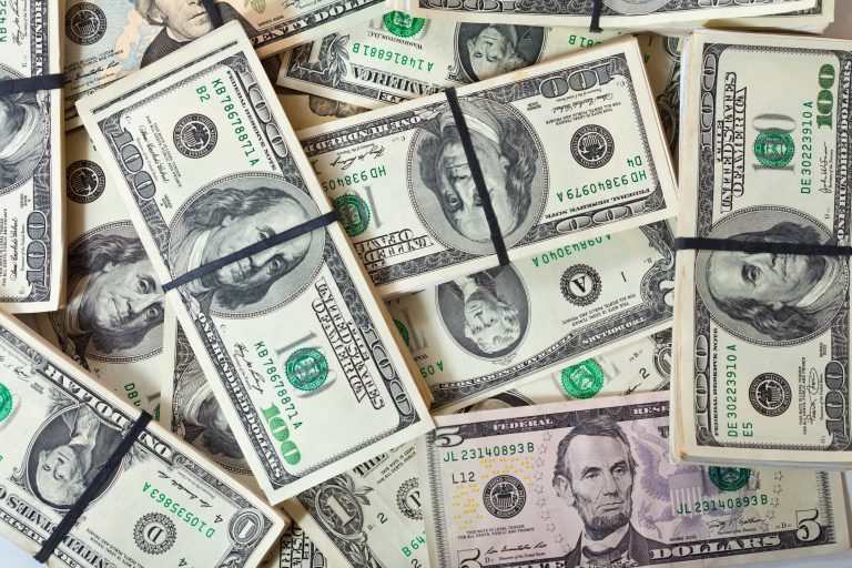 Dólar cierra con caída moderada en Chile, pero recorta bajas por retroceso del cobre y alza en tasas de EE.UU.