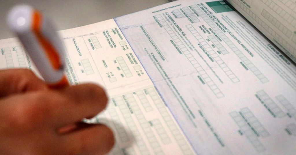 Expulsan del país a 281 médicos extranjeros por emisión de licencias médicas falsas