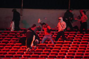 Hincha de la U en estado grave tras ser arrojado desde las gradas por barristas de Independiente