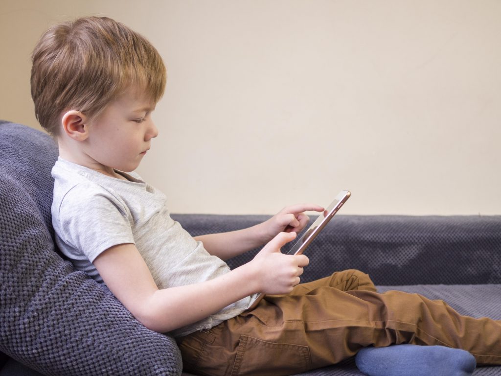 Reducir el uso de pantallas en niños: estrategias simples que funcionan en casa