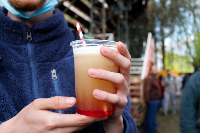 Chile bebe menos alcohol que hace 30 años, pero hay una señal que preocupa a los expertos antes del 18