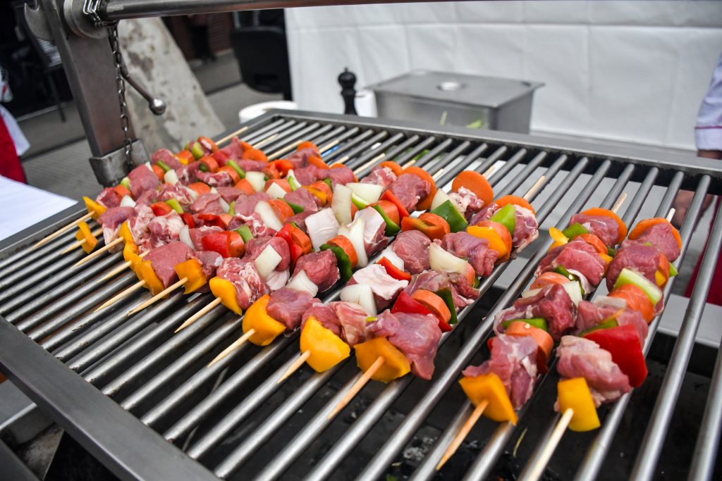Anticuchos a la chilena: el infaltable de la parrilla en Fiestas Patrias