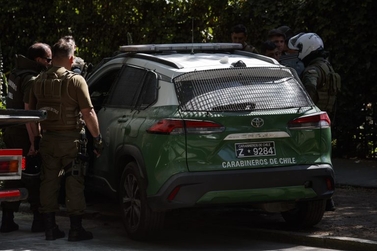 Hallan a hombre fallecido en la vía pública en Peñalolén: Se investiga posible hipotermia