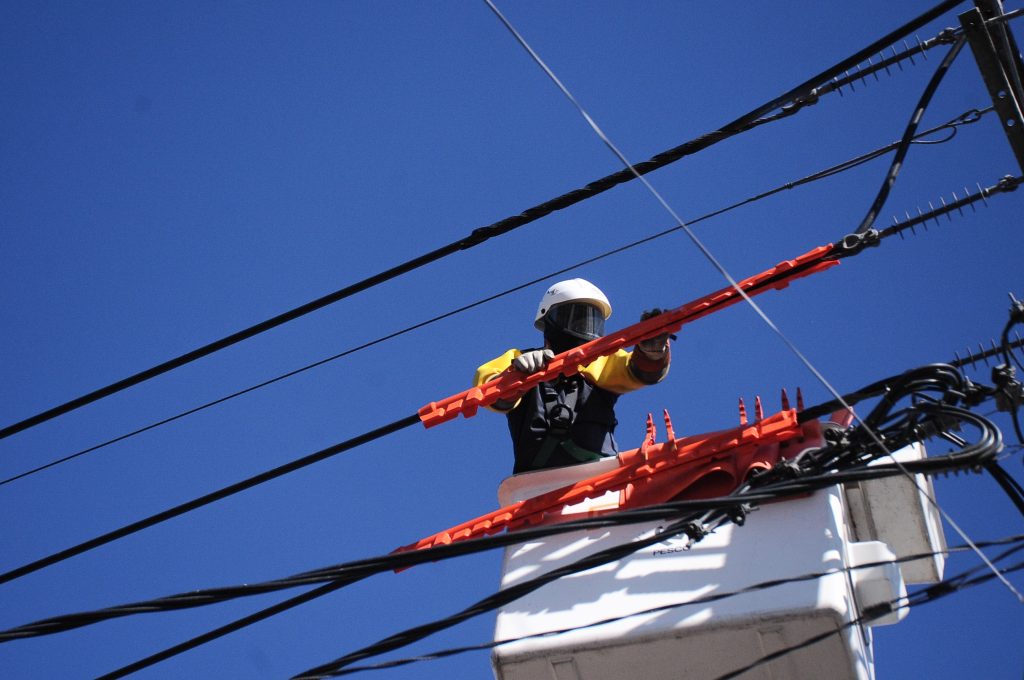 Enel anuncia mantención eléctrica y cortes de suministro en cuatro comunas de la Región Metropolitana