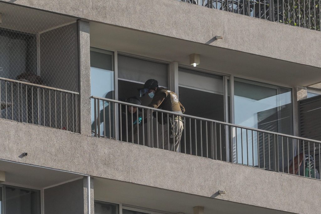 VIDEO | Sujeto fue detenido tras intentar escapar por el exterior de un edificio