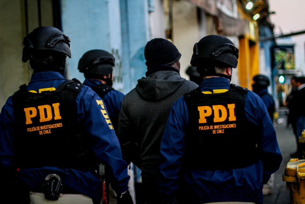 PDI y Carabineros realizan masivo control migratorio en La Vega: Hay 300 funcionarios desplegados