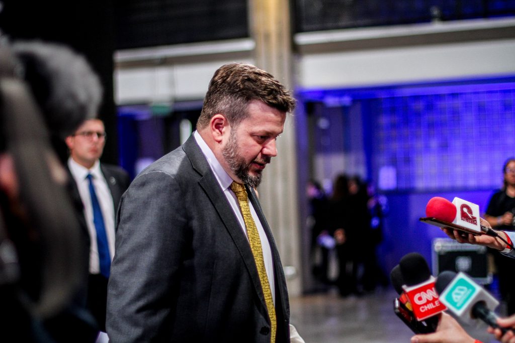 Johannes Kaiser y su corbata polémica: El accesorio que no pasó desapercibido en el debate