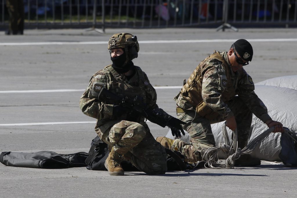 Quién es Camila Orellana: la primera paracaidista del Ejército que deslumbró en la Parada Militar 2025