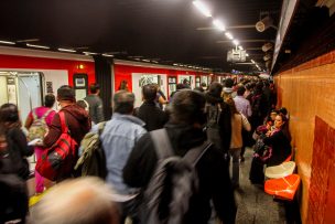 Metro de Santiago restringe operación en Línea 1 por presencia de persona en la vía