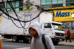 Gran congestión y desvíos de tránsito en Providencia tras choque de camión contra poste de luz