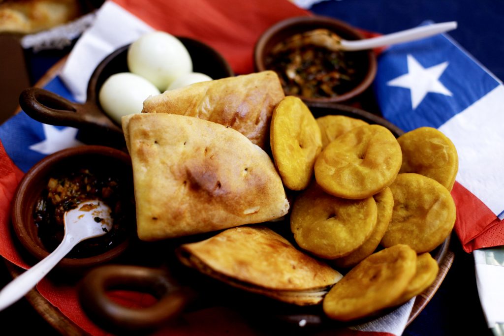 Sopaipillas con pebre: el clásico chileno que no puede faltar en tu mesa dieciochera