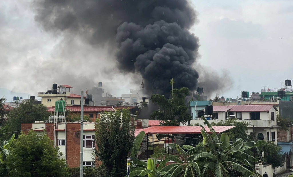 Caos total en Nepal: Muere quemada la esposa del Exprimer ministro tras violentas manifestaciones