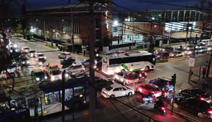 Taco gigantesco en San Bernardo: Camión derribó un poste y obligó a cortar el tránsito