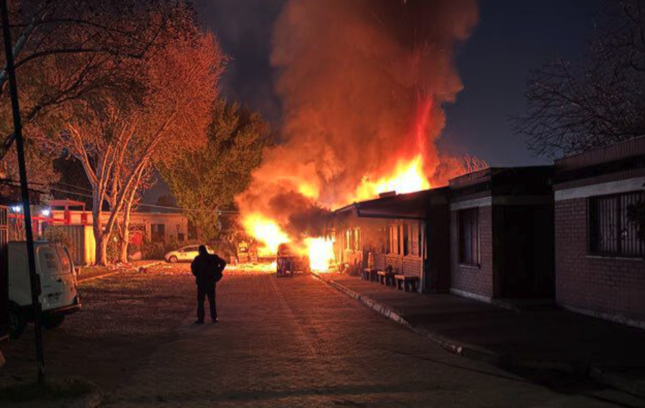 Incendio amenaza con propagarse a la Municipalidad de Cerro Navia: Revisa los desvíos en el tránsito