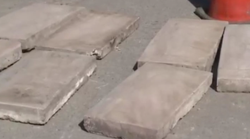 Impacto en Pudahuel: hallan ocho lápidas en plena vía pública de la comuna