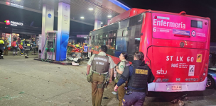 Fatal choque en Santiago: bus RED colisiona con auto en fuga y deja dos muertos