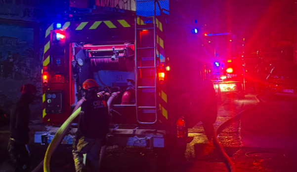 Incendio en cerro El Litre destruye tres casas en Valparaíso: 80 bomberos trabajaron en el lugar