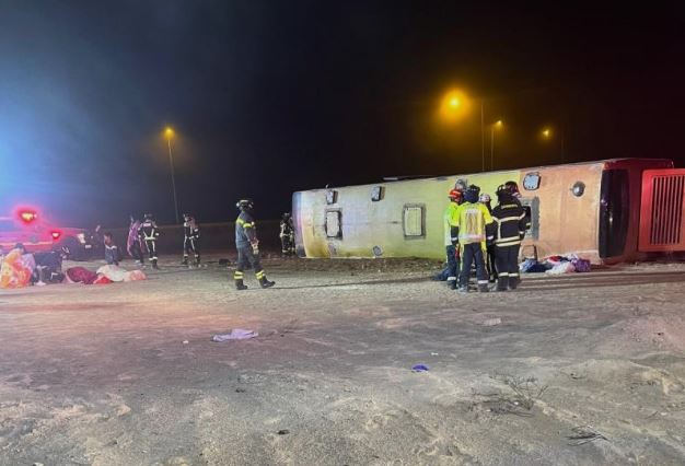 Tres personas fallecen tras volcamiento de bus en Copiapó