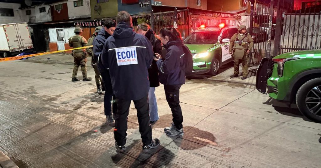 Dos cuerpos fueron hallados en la vía pública en La Pintana: Hay gran cantidad de proyectiles