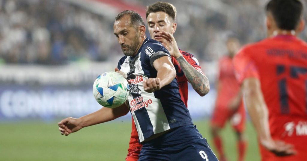 Alianza Lima denuncia que hinchas de la Universidad de Chile se infiltraron en partido en Perú