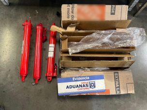 Aduana Metropolitana detecta droga oculta en 29 gatas hidráulicas ingresando vía encomienda